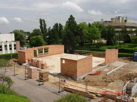 Pose des murs du futur btiment du CNIDEP